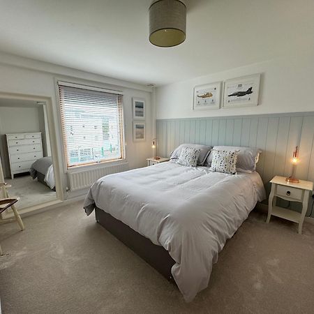 Marina Sea View Apt - Second Floor With Lift, Modern 霍利黑德 外观 照片