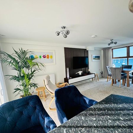 Marina Sea View Apt - Second Floor With Lift, Modern 霍利黑德 外观 照片