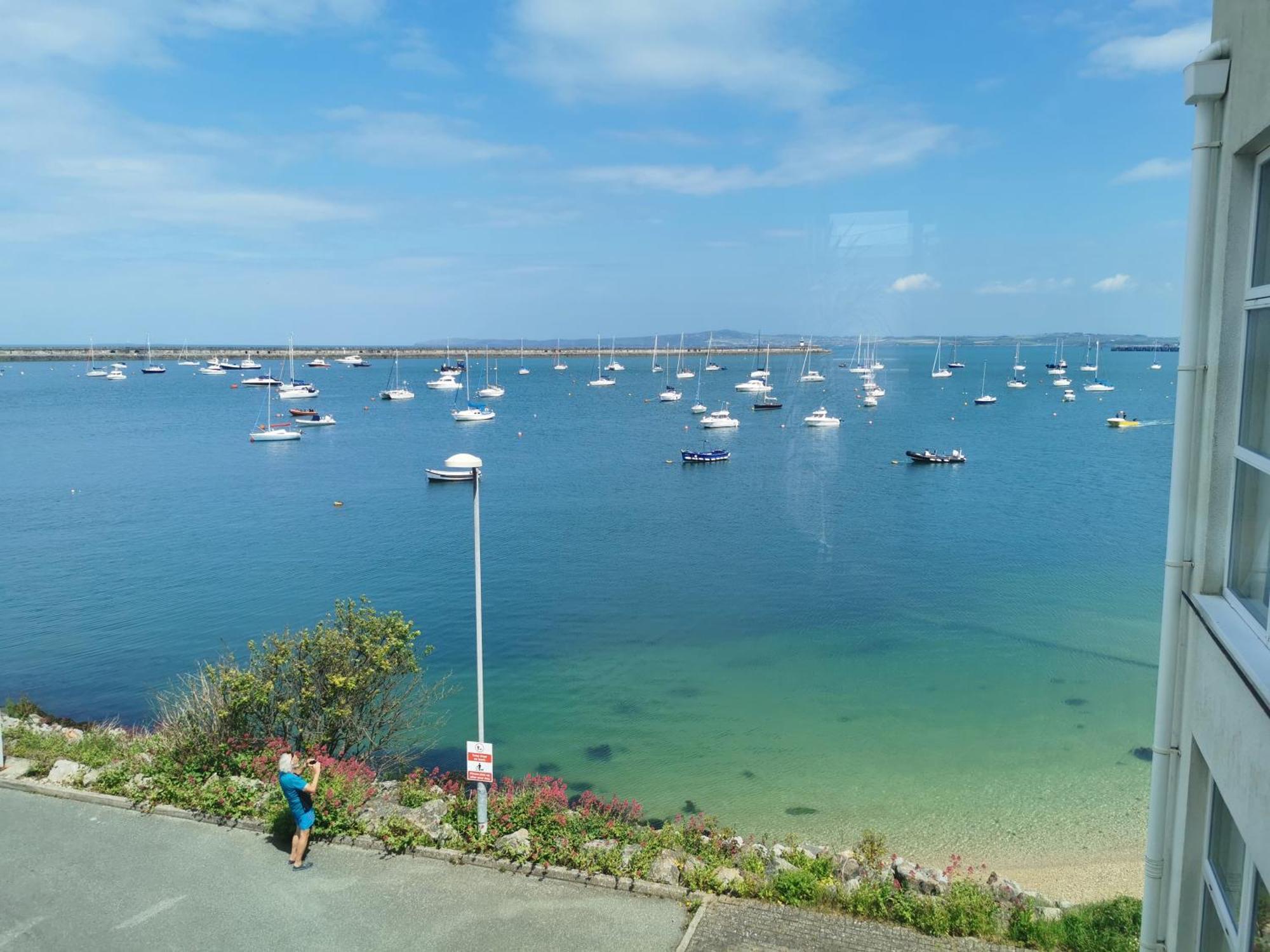 Marina Sea View Apt - Second Floor With Lift, Modern 霍利黑德 外观 照片