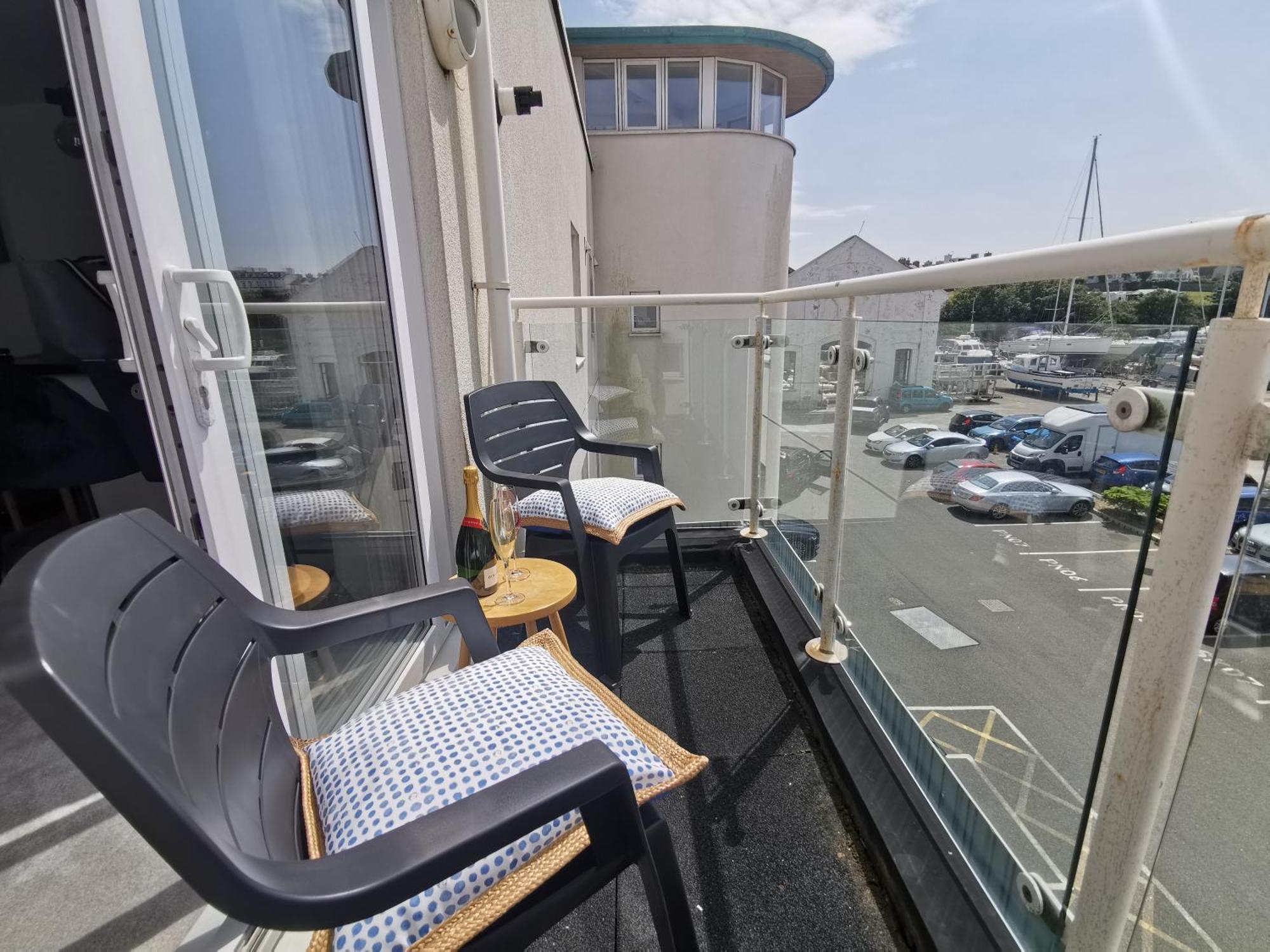 Marina Sea View Apt - Second Floor With Lift, Modern 霍利黑德 外观 照片