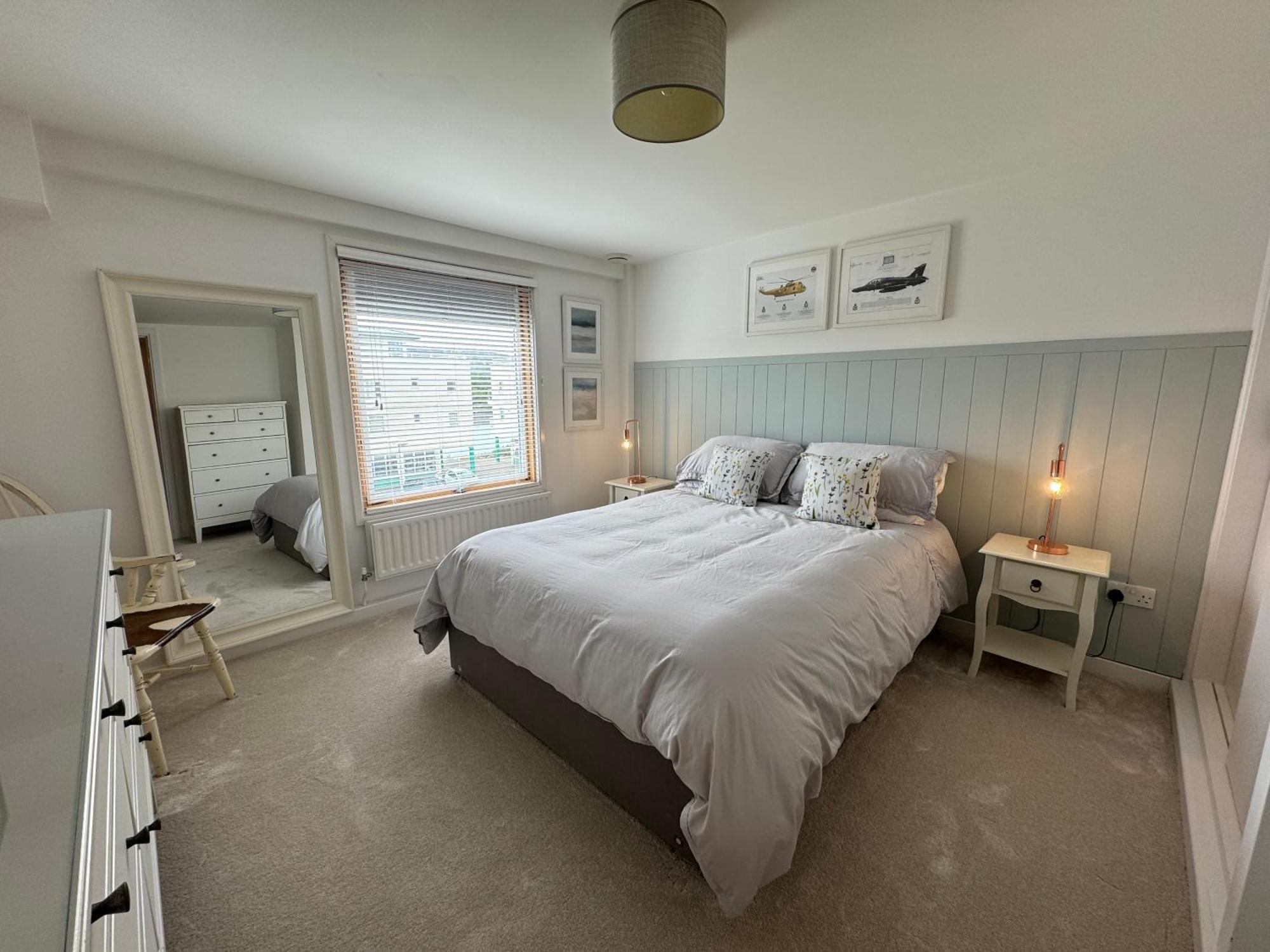 Marina Sea View Apt - Second Floor With Lift, Modern 霍利黑德 外观 照片