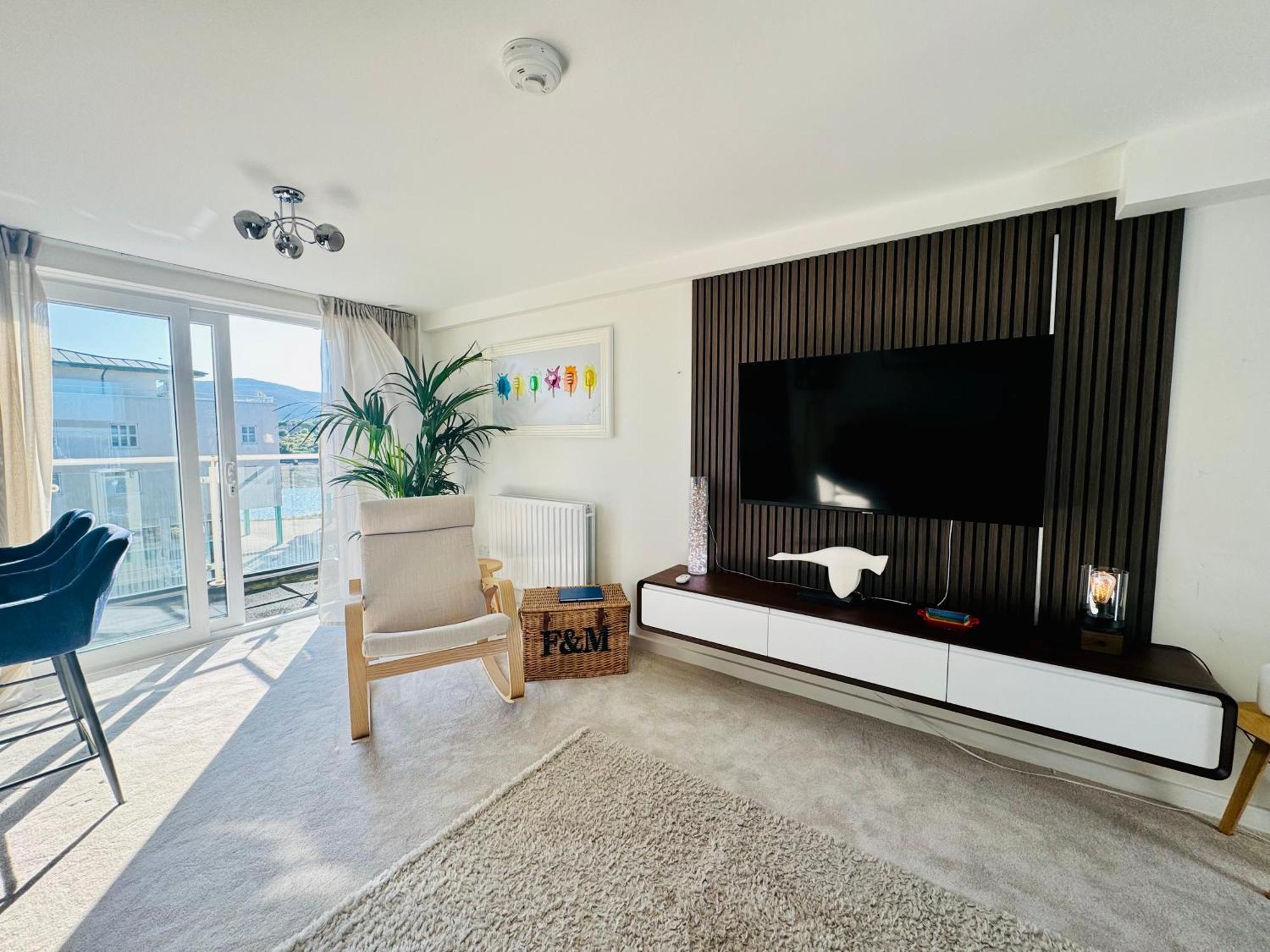Marina Sea View Apt - Second Floor With Lift, Modern 霍利黑德 外观 照片