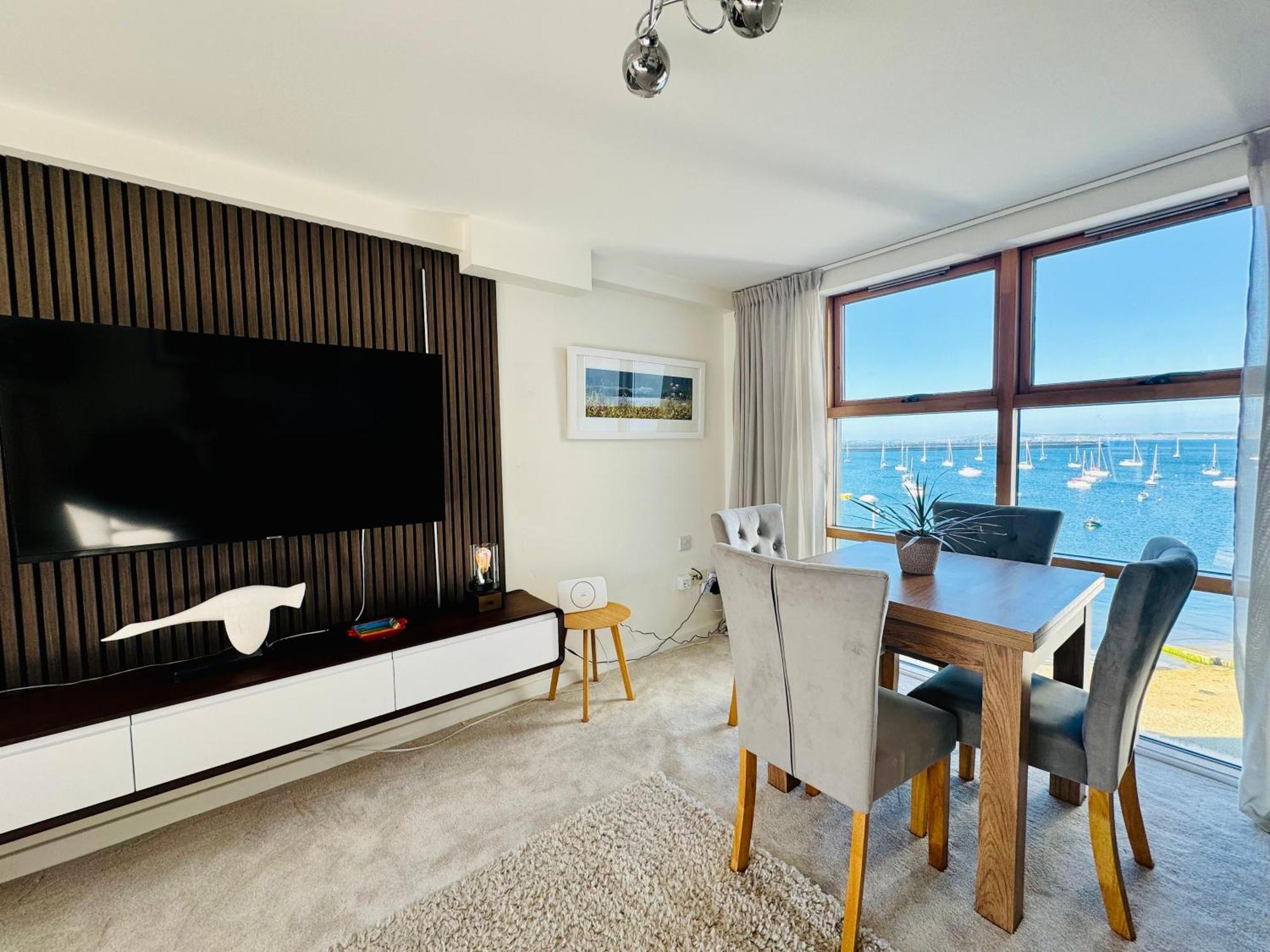 Marina Sea View Apt - Second Floor With Lift, Modern 霍利黑德 外观 照片