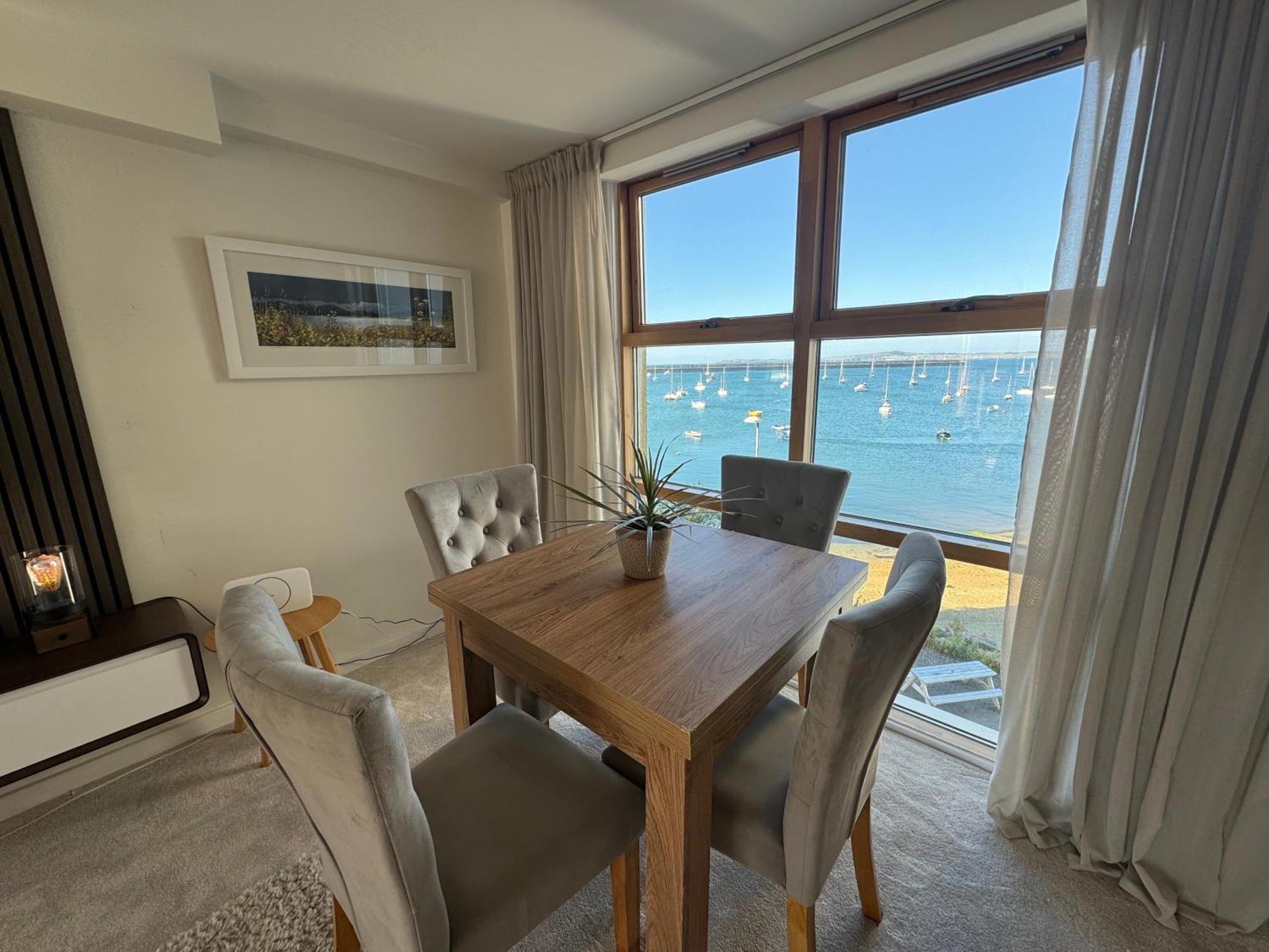 Marina Sea View Apt - Second Floor With Lift, Modern 霍利黑德 外观 照片