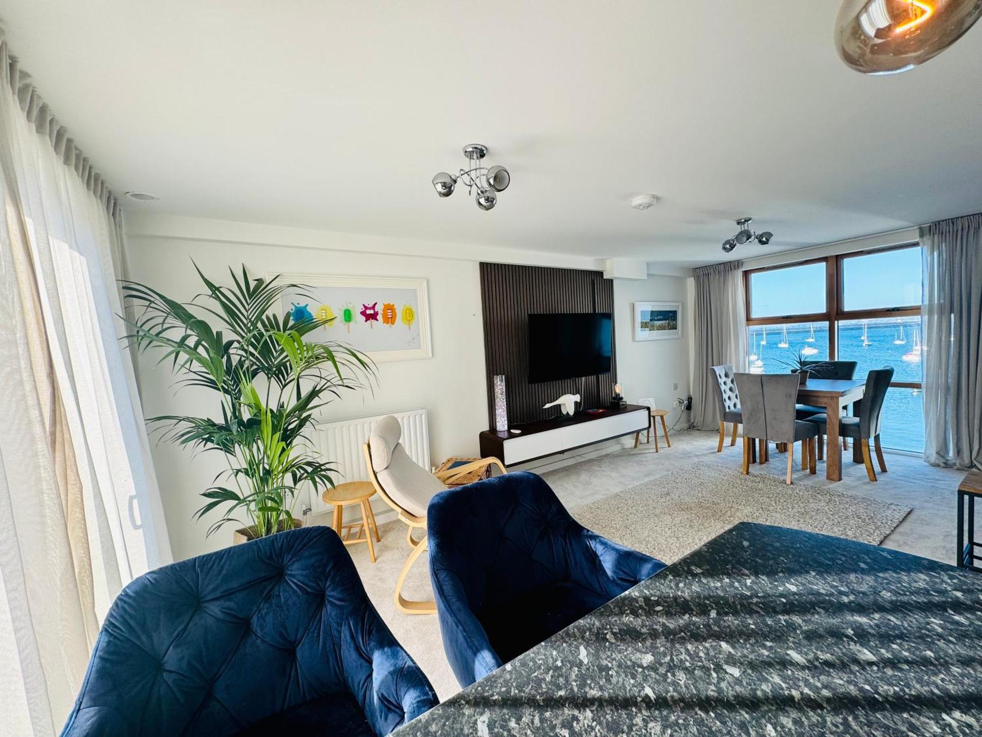 Marina Sea View Apt - Second Floor With Lift, Modern 霍利黑德 外观 照片